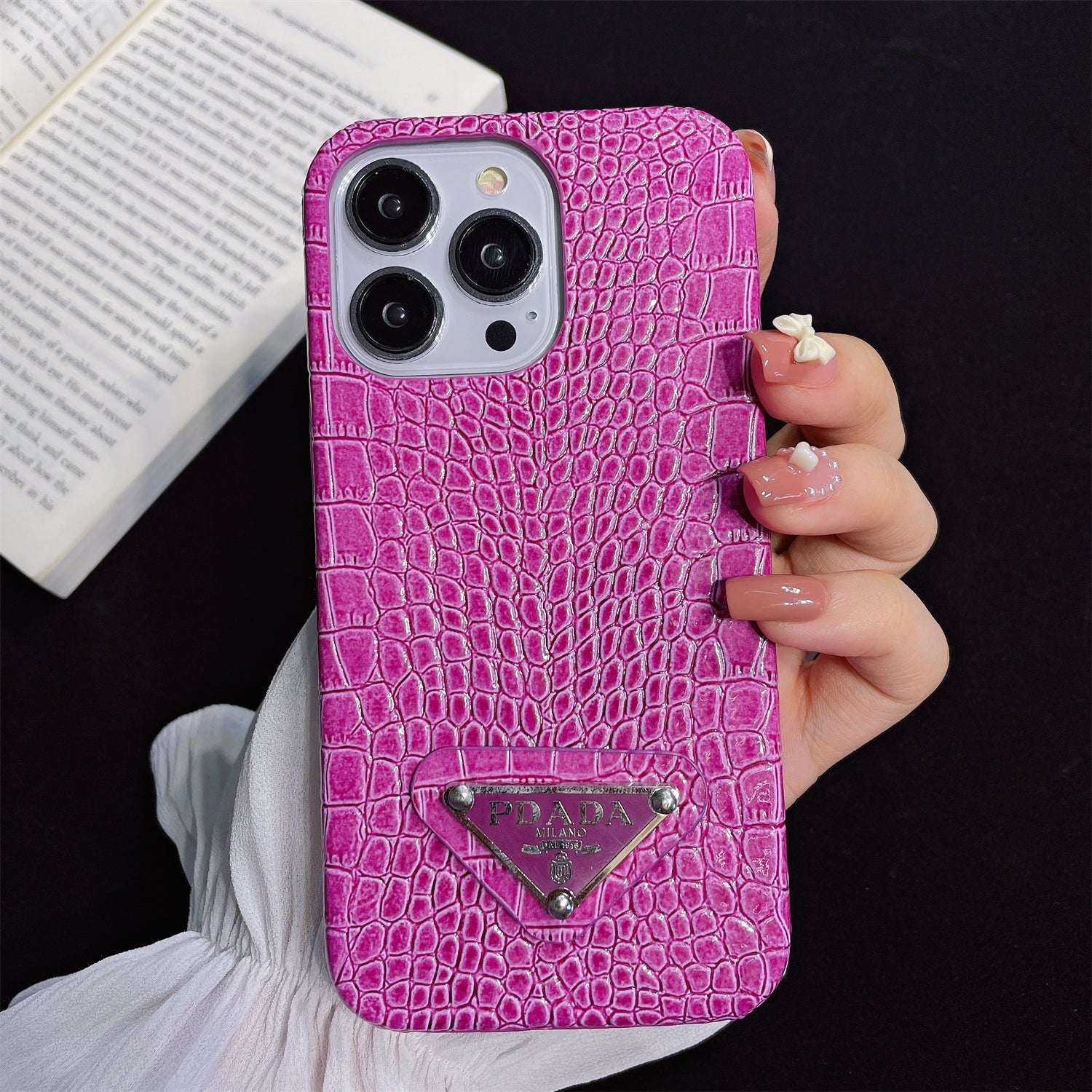 Crocodile Pattern Glossy Triangle Logo Case