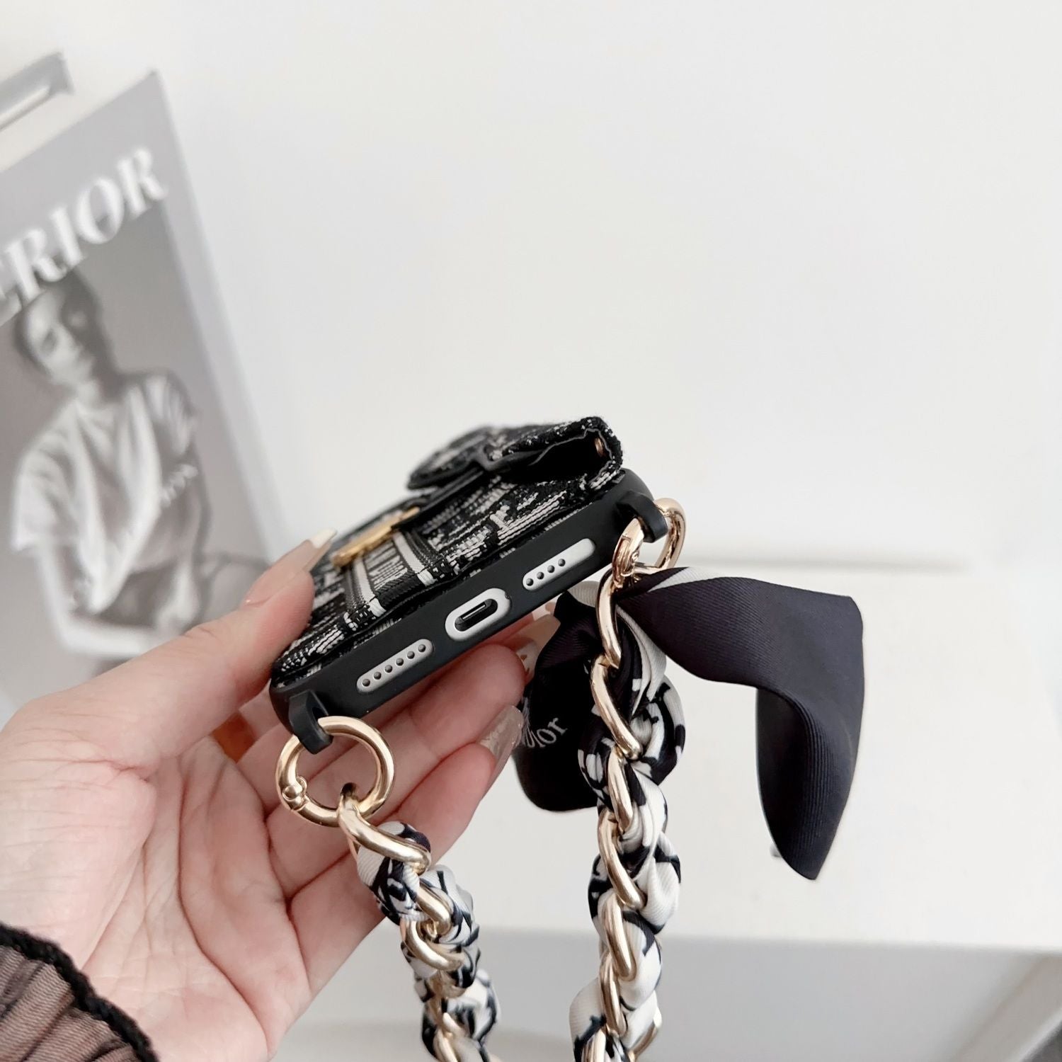 Retro Embossed Card Holder Bracelet Case