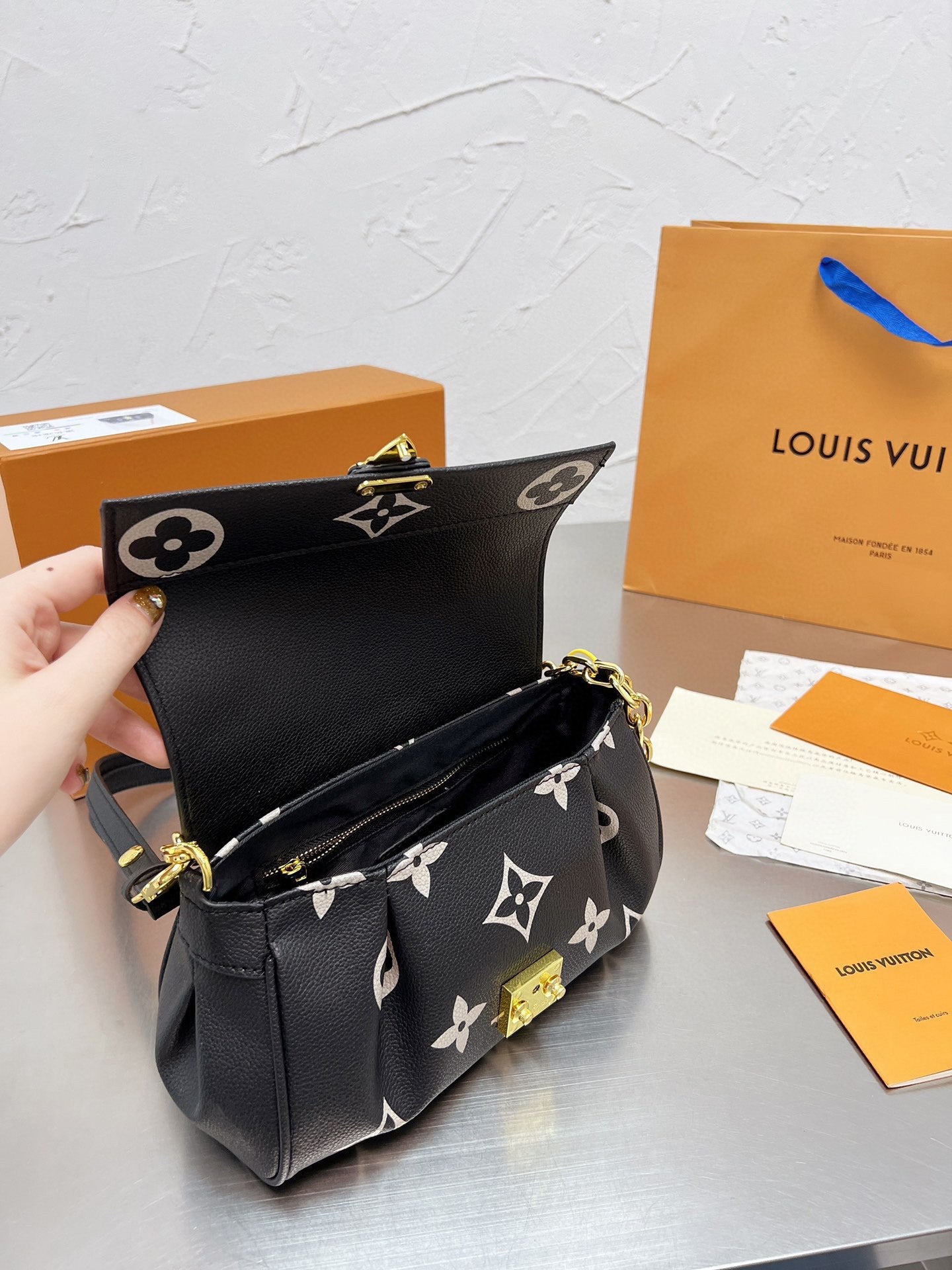 Favourite Series Medium Shoulder Bag